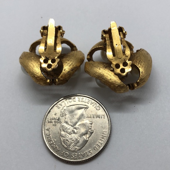 VTG Brushed Gold/Pearl Floral Clip-ons - Picture 5 of 6